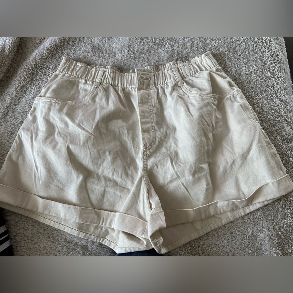 NWOT H&M khaki/cream loose fitting shorts (Large)